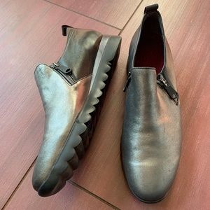 Munro Kit leather black and metallic loafer